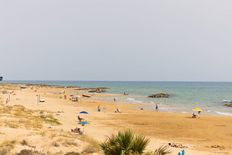 Offerta Speciale Last Minute -25% per novembre 2024 solari appartamenti per vacanza fronte mare solo a 5 metri dalla spiaggia sabbiosa di Donnalucata in Sicilia