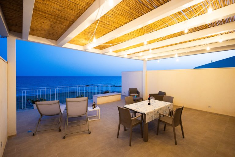 Last Minute Maggio e Giugno 2025 in Offerta Speciale Sconto dal 20% al 30% per appartamenti de “il giardino damare” con ampie verande sulla spiaggia  fronte mare in Sicilia a Donnalucata